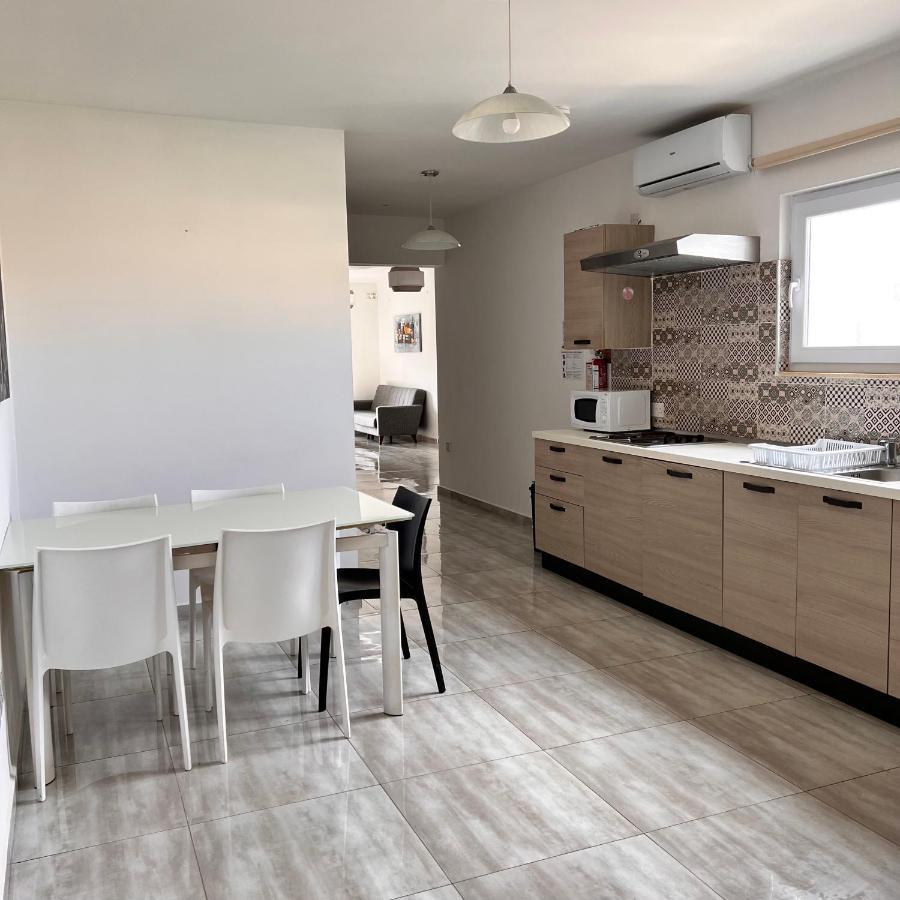 F3 Room 2, Private Room Two Single Beds Shared Bathroom مسيدا المظهر الخارجي الصورة